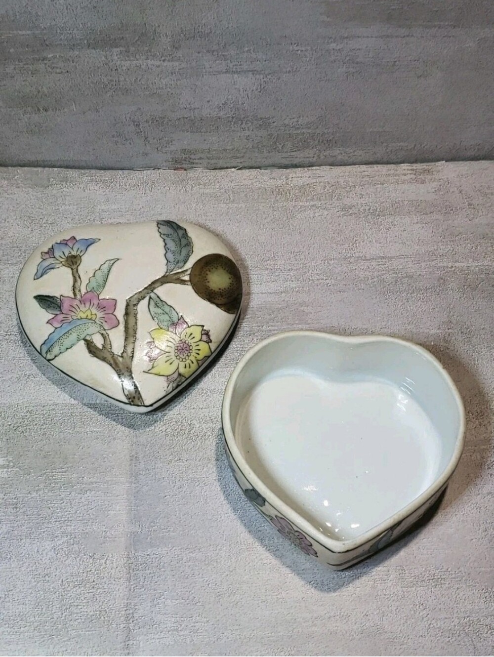 Vtg WBI Floral Porcelain Heart Shaped Lidded Trinket Box Jewlery - Picture 2 of 7